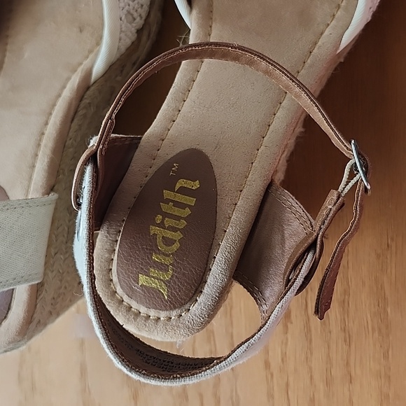 Lace ankle buckle sandals - Picture 2 of 5